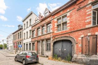 Charming House in Tournai for Shared Living Ideally located in the heart of Tournai, right next to Place de Lille, the Grand Place, and all amenities, this 140 m² house—currently rented out as a shared living space and offering excellent rental investment potential—is laid out as follows: Ground floor: A spacious entry hall that can serve as a shared living room, a semi-equipped kitchen with a view of the courtyard, and a laundry area.First floor: Two bedrooms, each with its own bathroom and toiletSecond floor: Two additional bedrooms, each also with its own bathroom and toilet. Outside: A shared courtyard of approximately 20 m²TECHNICAL SPECIFICATIONS: Heat pump heating, double-glazed windows, sewer connection, recently installed thermal insulation, Energy Performance Certificate (PEB) Class C, annual heating cost (RC) €740PROFITABILITY &amp; OPERATIONS: Potential rental income: €1,395/month, excluding utilitiesRent per room: €325, €340, €360, and €370Average occupancy rate: ± 94% over the last 7 yearsPotential gross yield: ± 6%Layout optimized to maximize rental yield while offering the individual comfort sought by tenants.Has been operated as a shared apartment for several years