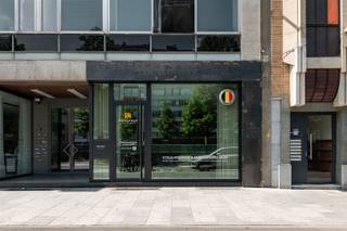 <p>Luxueuze winkelruimte of kantoor (ca. 46m2) vlakbij Rooseveltplaats, Centraal Station en Antwerpse Meir.<br />Op wandelafstand van openbaar vervoer, winkelcentrum en vele kantoorgebouwen.<br />Toonzaal of kantoorruimte op mortexvloer, verzorgde kitchenette met sanitair.<br />Recent volledig gerenoveerd met extra aandacht voor energiezuinigheid (warmtepomp, superisolerende beglazing,...).<br />Grote dressingkast en wijnkast worden verwijderd of kunnen overgenomen/aangepast worden naar wens.<br />Lage algemene kosten.<br />GEEN HORECA TOEGELATEN.</p><p>Info/bezoek: 03/283 83 00 - noord@sinjoor.be</p>