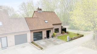 strong&amp;gt;Te koop in Meise, Rustige gelegen woning met goede bereikbaarheid en 3 tot 4 slaapkamers.<p><br /></p><p>Deze woning biedt een praktische indeling en een aangename woonomgeving. Met zijn 3 tot 4 slaapkamers is er ruimte voor het hele gezin. De ligging in een residentiële buurt nabij scholen, park en invalswegen combineert rust met vlotte verbinding naar Brussel en Antwerpen. Naastliggende dorpen zoals Wolvertem, Grimbergen en Kapelle-op-den-Bos zijn makkelijk bereikbaar.</p><p><br /></p><p><strong>Belangrijkste ruimtes:</strong></p><p>• Woonkamer met veel lichtinval.</p><p>• Keuken met dubbele spoelbak, vaatwasser, dampkap en gasfornuis.</p><p>• slaapkamers (9 m², 10 m², 9 m² en mogelijkheid tot een 4de van 14m²).</p><p>• Badkamer met douche, ligbad, toilet en wastafel.</p><p>• Bijkeuken en berging.</p><p>• Overdekt terras en grote afgesloten tuin</p><p><br /></p><p><strong>Troeven:</strong></p><p>• Gunstig EPC-C </p><p>• Mooi overdekt terras en rustige ligging in een doodlopende straat.</p><p>• Grote afgesloten tuin, 3 tot 4 kamers mogelijk en een extra carport naast de woning. </p><p>• Vlotte verbinding met autostrade richting Brussel/Antwerpen</p><p><br /></p><p><strong>Wens je een bezoek? Contacteer dan ERA LEUS &amp;amp; TOYE via 02/335.11.12 en plan een afspraak met Thierry Van Campenhout.</strong></p>