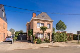 Deze mooie halfopen bebouwing vinden we terug in de Hoogstraat in Kluizen, en dit op een terrein van 321m².De woning werd opgericht in 1953, en werd...