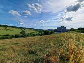 <p><span>Een perceel bouwgrond voor gesloten bebouwing </span><span><span>in een woongebied met een landelijk karakter,</span></span><span> gelegen, aan de straat Hameau de Xhignesse  met een oppervlakte volgens meting van zes are achtenveertig centiare (6a 48ca).</span></p><p><span> </span><span> </span><span></span></p>