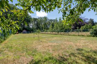 <h3><span><strong>Charmante landelijke woning op een prachtig perceel van 1.560 m² in Retie</strong></span><span></span></h3>
<p>De woning combineert een warme, landelijke uitstraling met een verzorgde afwerking.</p>
<p>Via de inkomhal komt u terecht in de gezellige leefruimte. Dankzij de vele raampartijen geniet u hier van een aangename lichtinval en een mooi uitzicht op de tuin.</p>
<p>Aansluitend bevindt zich de volledig uitgeruste leefkeuken met kwalitatieve Smeg-toestellen. Verder beschikt het gelijkvloers over een badkamer met ligbad, lavabomeubel en toilet, een ruime wasberging, een apart gastentoilet, en een handige kelder.</p>
<p>Op de eerste verdieping bevinden zich drie volwaardige slaapkamers. De zolder, bereikbaar via een vlizotrap, biedt extra bergruimte.</p>
<p>Buiten is het heerlijk vertoeven in de ruime, groene tuin. De vrijstaande dubbele garage biedt plaats aan meerdere wagens en is eveneens ideaal als hobby- of bergruimte.<br /><br /><em><span>Specificaties:</span></em><br /><em>- Groot perceel: 1560m²</em><br /><em>- Schrijnwerk: hout met HR beglazing</em><br /><em>- EPC: D-label - 371 kWh / (m² jaar)<br />- Verwarming op aardgas<br />- Dubbele garage (65m²)<br />- Tuin op het zuiden</em></p>