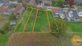 Op zoek naar een bouwgrond op een centrale locatie? Deze mooie grond langs de Reymeersstraat in Lede biedt je de perfecte kans om jouw droomwoning te realiseren.<br /><br />De ligging is ideaal: de verbindingsweg tussen Lede en Oordegem, op wandelafstand van het centrum van Lede en in de directe nabijheid van winkels, scholen en openbaar vervoer. Dankzij de vlotte aansluiting op de Gentsesteenweg (Aalst–Gent) en de E40 (slechts 3 km) geniet je van een uitstekende bereikbaarheid richting Gent, Aalst en Brussel.<br /><br />Bouwvoorschriften in een notendop:<br /><br />Halfopen bebouwing<br /><br />Bouwdiepte: 18 m (gelijkvloers) en 12 m (verdieping)<br /><br />Bouwvrije strook: 3 m<br /><br />Max. kroonlijsthoogte: 6 m bij hellend dak of 6,6 m bij plat dak<br /><br />Een unieke kans om te bouwen in een gegeerde en goed bereikbare buurt!