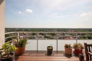 <p><span>Ervaar wonen op het allerhoogste niveau. Op de hoogste verdieping (verd13) van dit prima onderhouden gebouw bevindt zich dit instapklare penthouse met een stijlvolle en uiterst comfortabele afwerkingsgraad. Ca 180 m² bewoonbare opp. met prachtige terrassen rondom met weids zicht tot Brussel & Antwerpen. Van alle ruimtes hebt u zicht & acces naar de terrassen rondom De leef-en eetruimte is met parket en inbouwkasten afgewerkt. De volledig ingerichte keuken brengt u naar een ruim terras waar je tal van mensen kunt uitnodigen. De eerste slkm bevindt zich vooraan en bevat een bureel en inbouwkasten. Op de gang treffen we de gastentoiilet vestiarekast en een mooie douchekamer met de wasmachines. Achteraan is thans een grote masterbedroom met dressingkasten (vroeger waren dit 2slk) met een eigen badkamer. Inbouw airconditioning en dubbele beglazing rondom. Ondergrondse kelderberging en staanplaats inbegrepen. Onmiddellijk beschikbaar! </span></p><p><span> </span></p><p><span>* daken, terrassen en esplanade werden vernieuwd</span></p><p><span>* parket & airconditioning op de meeste plaatsen</span></p><p><span>* stijlvolle afwerkingsgraad</span></p><p><span>* Instapklare toestand!</span></p>