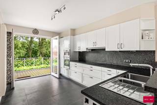 Moderne sfeervolle recente woning bestaande uit een ruim gelijkvloers met grote garage, inkomhal met toilet en een polyvalente praktijk/bureau ruimte en buitenruimte . Op de eerste verdieping vinden we een ruime aangename lichte living met veel daglicht op parketvloeren met een moderne geïnstalleerde leefkeuken voorzien van alle comfort en een ruim aansluitend zonnig terras. Hoofdslaapkamer met ensuite badkamer en tevens een wasplaats. Op de tweede verdieping beschikt deze woning bovendien nog over een viertal slaapkamers.
Kortom een ruime instapklare energiezuinige gezinswoning met mogelijkheid tot praktijkruimte of kangoeroe wonen. Asbest vrij en conforme elektriciteit gelegen op een centrale locatie kortbij alle voorzieningen en met een ideale mobiliteit.