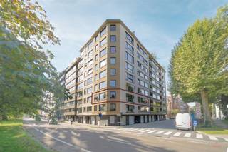 <p><strong>Ruim 3-slaapkamerappartement van 156 m² op centrale ligging in Gent</strong></p><p>Op een centrale ligging aan de Gustaaf Callierlaan in Gent bevindt zich dit bijzonder ruime appartement met drie slaapkamers. Met een bewoonbare oppervlakte van 156 m² biedt het appartement uitzonderlijk veel ruimte en een praktische indeling. Dankzij de royale leefruimtes, drie volwaardige slaapkamers en de vlotte bereikbaarheid vormt dit een interessante woongelegenheid voor wie comfortabel en ruim wil wonen vlak bij het Gentse stadscentrum.</p><p>Via de ruime inkomhal met vestiairegedeelte kom je binnen in het appartement. De woonkamer biedt dankzij haar oppervlakte verschillende mogelijkheden voor de inrichting van een volwaardig zit- en eetgedeelte. Aansluitend bevindt zich de volledig uitgeruste keuken, die praktisch aansluit bij de leefruimte.</p><p>Verder beschikt het appartement over drie volwaardige slaapkamers. Eén van de kamers is voorzien van ingemaakte kasten. Daarnaast zijn er een badkamer, een afzonderlijk toilet en een aparte wasplaats. De ruime indeling maakt het appartement geschikt voor verschillende woonbehoeften, bijvoorbeeld voor een gezin, thuiswerk of het inrichten van een extra bureau- of hobbykamer.</p><p>Bij het appartement horen eveneens een privatieve kelderberging en een compact terras met zuidelijke oriëntatie.</p><p>De ligging vormt één van de belangrijkste troeven. Het appartement bevindt zich op korte afstand van het centrum van Gent en geniet van een uitstekend aanbod aan openbaar vervoer. Ook met de wagen is de bereikbaarheid goed dankzij de nabijheid van de R40 en de verbinding richting E17. Het Zuidpark en het Koning Albertpark bevinden zich eveneens in de nabije omgeving, waardoor stedelijk wonen hier gecombineerd wordt met verschillende groene zones op wandelafstand.</p><p><span>Troeven: </span><br />- 156 m² bewoonbare oppervlakte <br />- Drie ruime slaapkamers <br />- Centrale ligging nabij het centrum van Gent <br />- Grondige renovatie uitgevoerd in 2003 <br />- Privatieve kelderberging </p><p><span>Informatie: </span><br />- Elektriciteit: niet conform <br />- Verwarming: gemeenschappelijk <br />- Schrijnwerk: aluminium met dubbele beglazing <br />- EPC: in opmaak <br />- Asbestattest: asbestveilig maar mogelijks niet astbestvrij<br />- De genoemde oppervlakte is de bruto-oppervlakte zoals opgenomen in het EPC-attest</p><p><strong>Meer informatie of een bezoek?</strong><br />Contacteer Els via 0496 10 65 76 of els@heritagevastgoed.be.</p>
