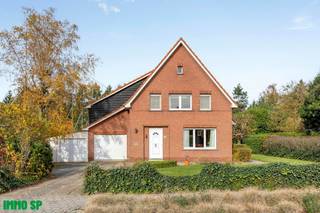 Te moderniseren woonst op een prachtige locatie.<br />Deze woning van 1958 biedt u tal van mogelijkheden, omgeven door groen en in een doodlopende straat.<br /><br />De woning werd doorheen de jaren reeds wat gemoderniseerd, zo is de badkamer op het gelijkvloers reeds onder handen genomen en beschikt de straatzijde reeds over dubbele beglazing in pvc.<br />Indeling: inkomhal, lichte eet- en leefruimte met houtkachel, keuken, apart toilet, wasplaats en badkamer. Aansluitend aan de keuken komen we in de gezellige veranda die beschikt over dubbele beglazing.<br />Op de eerste verdieping hebben we twee grote slaapkamers, een bijkeuken met toilet en een extra kamer dat kan dienen als bergruimte. Verder vinden we nog twee op elkaar volgende kamers boven de garage die kunnen dienen als bureauruimte, extra slaapkamer, dressing,....<br />Tot slot beschikt deze woning over een charmante en diepe tuin en voldoende opslagruimte voor tuinmaterialen.<br /><br />Wenst u graag meer info of een bezoek aan dit pand? Contacteer IMMO SP op het nummer 014/51.95.00 of via caro@immosp.be