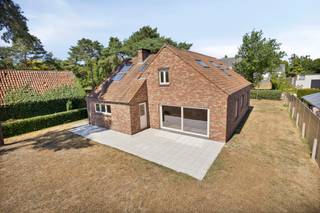[[ DIT PAND NEEMT DEEL AAN DE ERA OPEN HUIZEN DAG OP 19/9 VAN 11:00 TOT 12:00 ]]
<p>Instapklare open bebouwing in een rustige en groene woonomgeving in Keerbergen.</p>

<p> </p>

<p>Deze verzorgde gerenoveerde woning combineert comfortabel wonen met een zeer rustige ligging in een residentiële wijk vlakbij het meer en de golf van Keerbergen. Met 4 slaapkamers en 2 badkamers biedt deze open bebouwing alle ruimte voor gezinnen. De prachtige tuin vormt een ideale plek om te ontspannen, te genieten van het groen en gezellig samen te zijn. Dankzij de praktische indeling, de lichtrijke leefruimte en de volledig ingebouwde keuken geniet je hier van aangenaam wooncomfort. Bovendien bevinden scholen en dagelijkse voorzieningen zich vlot bereikbaar in de omgeving.</p>

<p> </p>

<p>Belangrijkste ruimtes:</p>

<p>• Inkomhal met apart toilet</p>

<p>• Ruime woonkamer met veel lichtinval en zicht op de tuin</p>

<p>• Volledig ingebouwde keuken</p>

<p>• 4 volwaardige slaapkamers waarvan 1 op gelijkvloers</p>

<p>• Badkamer met ligbad/douche en dubbele wastafel in meubel op gelijkvloers</p>

<p>• Badkamer met douche, toilet en dubbele wastafel in meubel op verdieping</p>

<p>• Garage met plaats voor wagen en extra stockage</p>

<p>• Praktische berging met extra opbergruimte</p>

<p>• Prachtige tuin met ruimte voor ontspanning en buitenleven</p>

<p> </p>

<p>Troeven:</p>

<p>• Instapklare woning</p>

<p>• Residentiële omgeving</p>

<p>• Slaapkamer en badkamer op gelijkvloers</p>

<p> </p>

<p>Neem vandaag nog contact op voor een bezoek aan deze woning in Keerbergen.</p>

<p> </p>

<p>JOUW DROOMHUIS. ZO GEVONDEN!</p>