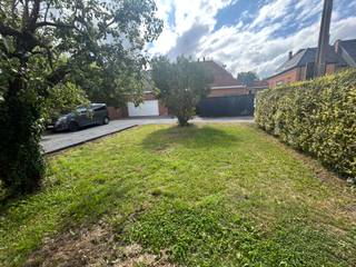 Woning te koop met  3 kamers.Indeling:gelijkvloers: bureaus/slaapkamers, living, keuken, berging, badkamereerste verdiep: 2 slaapkamersTroeven: *...