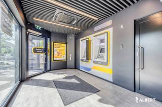 Ben je op zoek naaar een zorgeloze investering met een betrouwbare huurder? In het centrum van Denderwindeke vind je dit handelspand op...