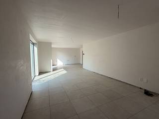 In alle rust en volledige privacy, vlak bij diverse wandel- en fietsroutes, bieden wij deze prachtige nieuwbouwwoning te huur aan. Het centrum van Sleidinge, scholen en winkels zijn vlot bereikbaar met de fiets of de auto. Momenteel wordt de woning met veel zorg en oog voor kwaliteit afgewerkt en is ze beschikbaar vanaf 1 oktober.<br /><br />Via de ruime inkomhal komt u terecht in de lichtrijke leefruimte met open keuken. Verder beschikt de woning over een praktische wasplaats en berging. Op het gelijkvloers bevindt zich een ruime slaapkamer met een ensuite badkamer. Op de verdieping zijn nog drie slaapkamers, een tweede badkamer en een extra ruimte die perfect kan dienen als bureau, hobbyruimte of berging. Buiten geniet u van twee zonnige terrassen, die momenteel nog worden aangelegd.<br /><br />Uw wagen parkeert u gemakkelijk in de garage of op de private parkeerplaats. Dankzij de warmtepomp, ventilatiesysteem C en vloerverwarming is de woning bijzonder energiezuinig en beschikt ze over een gunstig EPC-label. De combinatie van de ruime indeling, de kwalitatieve afwerking en de rustige, groene ligging maakt dit een ideale gezinswoning.<br /><br />Nog niet alle foto's zijn beschikbaar, momenteel zijn de verhuurders nog volop bezig aan de woning. Keuken wordt vanaf eind augustus geplaatst. <br /><br />Interesse in een bezoek? Neem gerust contact op via immovercruysse@gmail.com of telefonisch via 0472/98.16.29.