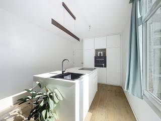 Volledig gerenoveerd appartement, rustig gelegen aan de achterzijde van het gebouw, waar u in alle privacy en comfort kan genieten. Via de inkomhal met praktische berging betreedt u de gezellige leefruimte met zithoek, die meteen een warme en moderne sfeer uitstraalt.<br /><br />De open, volledig geïnstalleerde keuken met zitgelegenheid sluit hier perfect op aan en vormt een stijlvolle en functionele plek om te koken en te ontspannen.<br /><br />De badkamer is hedendaags afgewerkt en voorzien van een inloopdouche, lavabo en toilet. Verder beschikt het appartement over een ruime slaapkamer die garant staat voor rust en comfort.<br /><br />Een ideale opportuniteit voor wie op zoek is naar een instapklaar, trendy appartement op een rustige ligging.<br /><br />Extra troeven<br /><br />
<ul>
<li>energiezuinig (EPC B)</li>
<li>volledig gerenoveerd in 2023</li>
<li>rustig gelegen aan de achterzijde van het gebouw</li>
<li>vlakbij zee en strand</li>
<li>nabij winkels, tramhalte, horeca</li>
<li>instapklaar</li>
</ul>
<br />Deze woning is te koop ZONDER makelaar via het concept van Smart Houses. Wenst u verdere inlichtingen of een bezoek? Contacteer rechtstreeks de eigenaar via 0487/62.59.17