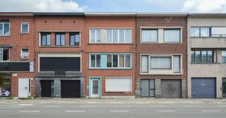 <p><span>Drie appartementen met tuin en terrassen: renovatieproject in Borgerhout</span></p>
<p><span>Op een goede locatie in Borgerhout bevindt zich dit te renoveren appartementsgebouw met betonstructuur. Het pand omvat drie appartementen en staat momenteel volledig leeg. De tuin, de terrasjes op de verdiepingen en de volledige onderkeldering vullen de bestaande indeling aan.</span></p>
<p><span>INDELING</span></p>
<p><span>Gelijkvloers</span><br /><span>Het gelijkvloerse appartement beschikt over een inkomhal, woonkamer, keuken, badkamer en één slaapkamer. Aan het gebouw is een tuin aanwezig.</span></p>
<p><span>Bovenverdiepingen</span><br /><span>De twee bovenliggende appartementen omvatten elk een inkomhal, ruime woonkamer, keuken, badkamer en twee slaapkamers. Beide appartementen beschikken over een terrasje.</span></p>
<p><span>Kelder</span><br /><span>Het gebouw is volledig onderkelderd, waardoor er bijkomende ruimte voor berging aanwezig is.</span></p>
<p><span>RENOVATIEPOTENTIEEL</span></p>
<p><span>Het pand dient gerenoveerd te worden en biedt de mogelijkheid om de drie appartementen een hedendaagse inrichting en afwerking te geven. Doordat het gebouw volledig leegstaat, kan de toekomstige eigenaar de renovatieplanning uitwerken zonder lopende huurovereenkomsten.</span></p>
<p><span>Ontdek de mogelijkheden tijdens een bezoek. Contacteer Immo Point Noordrand via 03 535 12 75.</span></p>
<p><span>RENOVATIEPLICHT: Op dit pand rust een renovatieverplichting. De betrokken wooneenheden moeten binnen zes jaar na het verlijden van de authentieke aankoopakte energetisch gerenoveerd worden tot minstens EPC-label D.</span></p>
<p><span>BEWOONBARE OPPERVLAKTE: De vermelde ‘bewoonbare oppervlakte’ is gebaseerd op de nuttige oppervlakte zoals vermeld in de kadastrale legger.</span></p>
<p><span>Kernwoorden: Borgerhout, appartementsgebouw, renov</span></p>