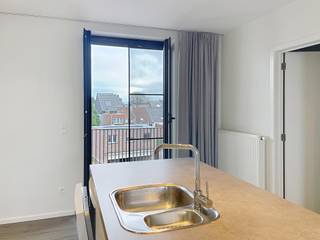 Dit fris, energiezuinig en instapklaar (ook verlichting en raamgarnituur) appartement is vernieuwd in 2013. Het situeert zich op de 3de...