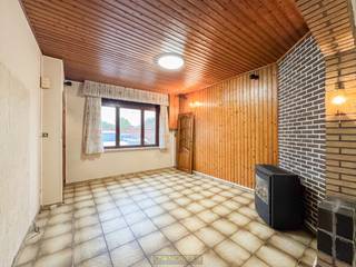 Charmante STADSWONING met ZONNIGE TUIN en RENOVATIEPOTENTIEEL op TOPLOCATIE nabij het LIEDTSPARK. Met de juiste RENOVATIE biedt dit huis alle TROEVEN om er een WARME THUIS of RENDEBLARE INVESTERING van te maken De woning beschikt over een LICHTRIJKE WOONKAMER, een INGERICHTE KEUKEN en een TE MODERNISEREN BADKAMER, aangevuld met een VERANDA en diverse PRAKTISCHE BERGRUIMTES. Op de bovenverdieping vinden we drie VOLWAARDIGE SLAAPKAMERS en een NACHTHAL, terwijl het comfort nog wordt uitgebreid met twee APARTE TOILETTEN. Buiten geniet je van een ZONNIG TERRAS en een AANGENAME STADSTUIN én een RUIME OPRIT met PARKEERMOGELIJKHEID. Gelegen op WANDELAFSTAND van het CENTRUM, het charmante LIEDTSPARK en de STADSTUINTJES, combineert deze woning BEREIKBAARHEID met LEEFKWALITEIT.<br /><br />Adres: Groenstraat 35 te Oudenaarde<br /><br />G-score + P-score A. Renovatieverplichting van toepassing.