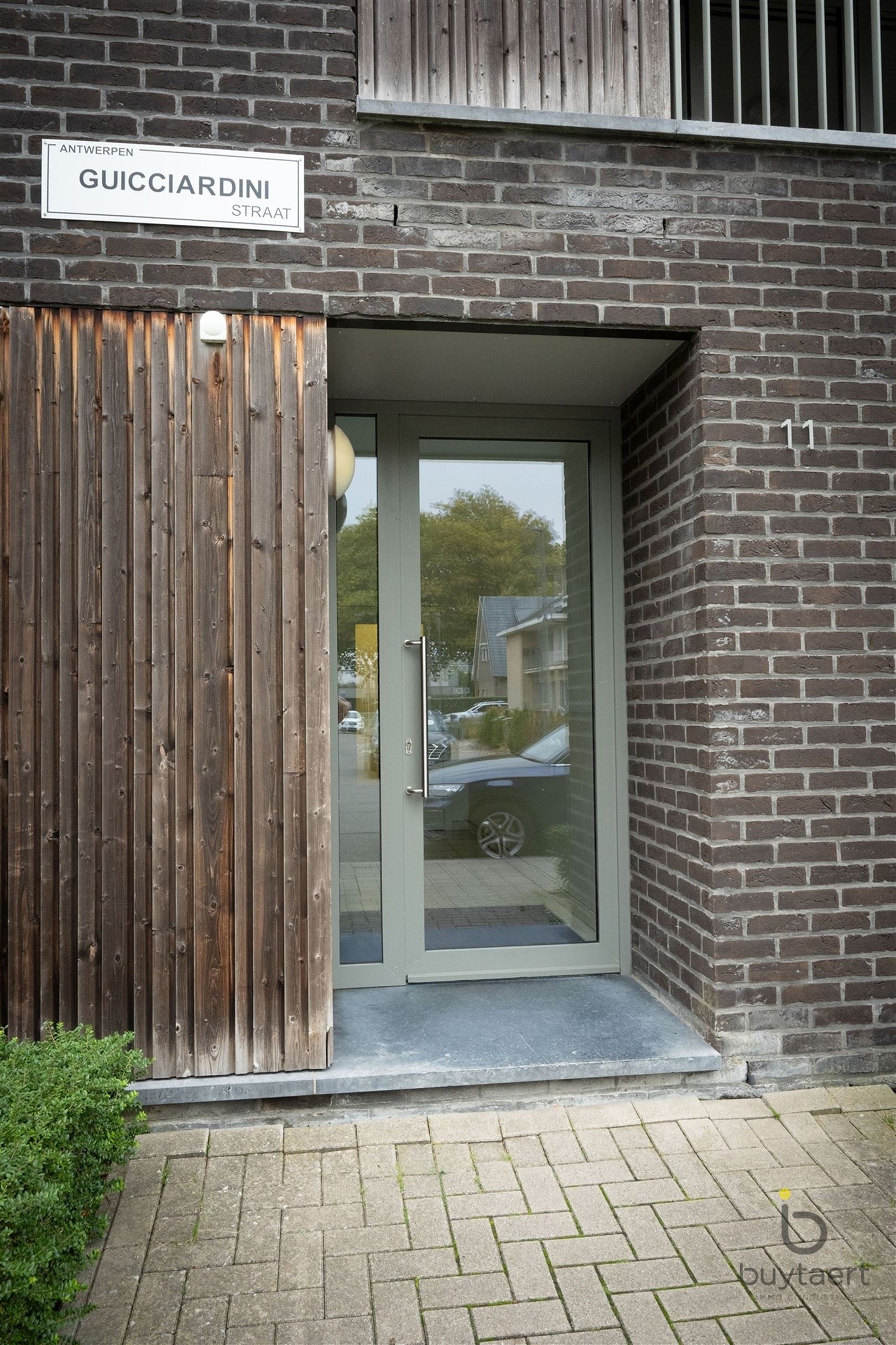 RUIME EN LICHTRIJKE PRAKTIJK IN GELIJKVLOERSAPPARTEMENT MET PRIVÉ-TUIN - foto 2