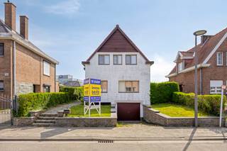 immo DAVID stelt voor: karaktervolle, instapklare open bebouwing op een perceel van 4 are – een unieke kans voor wie ruimte en comfort wil combineren.<br /><br />De woning verwelkomt u met een lichtrijke leef- en eetruimte van 29 m², afgewerkt met een stijlvolle steenparketvloer die meteen warmte en gezelligheid uitstraalt. Aansluitend bevindt zich een semi-uitgeruste keuken (7 m²) met directe toegang tot het terras, ideaal voor ontspannen momenten buiten.<br /><br />Op het gelijkvloers vindt u tevens een praktische badkamer met ligbad, douche en dubbele lavabo, evenals een apart toilet – een duidelijke meerwaarde voor het dagelijks comfort.<br /><br />De eerste verdieping omvat vier slaapkamers (15 m², 14 m² en twee van 7 m²), perfect geschikt voor een gezin of combinatie met bureau- of hobbyruimte.<br /><br />Extra troeven zijn de kelder voor bijkomende bergruimte en een ruime garage van 30 m².<br /><br />Achteraan het perceel bevindt zich een bijgebouw van 40 m², dat tal van mogelijkheden biedt. Mits de nodige vergunning kan dit worden ingericht als extra leefruimte, kantoor of praktijkruimte.<br /><br />Gelegen in een rustige, residentiële buurt met vlotte bereikbaarheid, nabij openbaar vervoer, fietssnelweg en groen. Een woning met karakter, ruimte en potentieel.