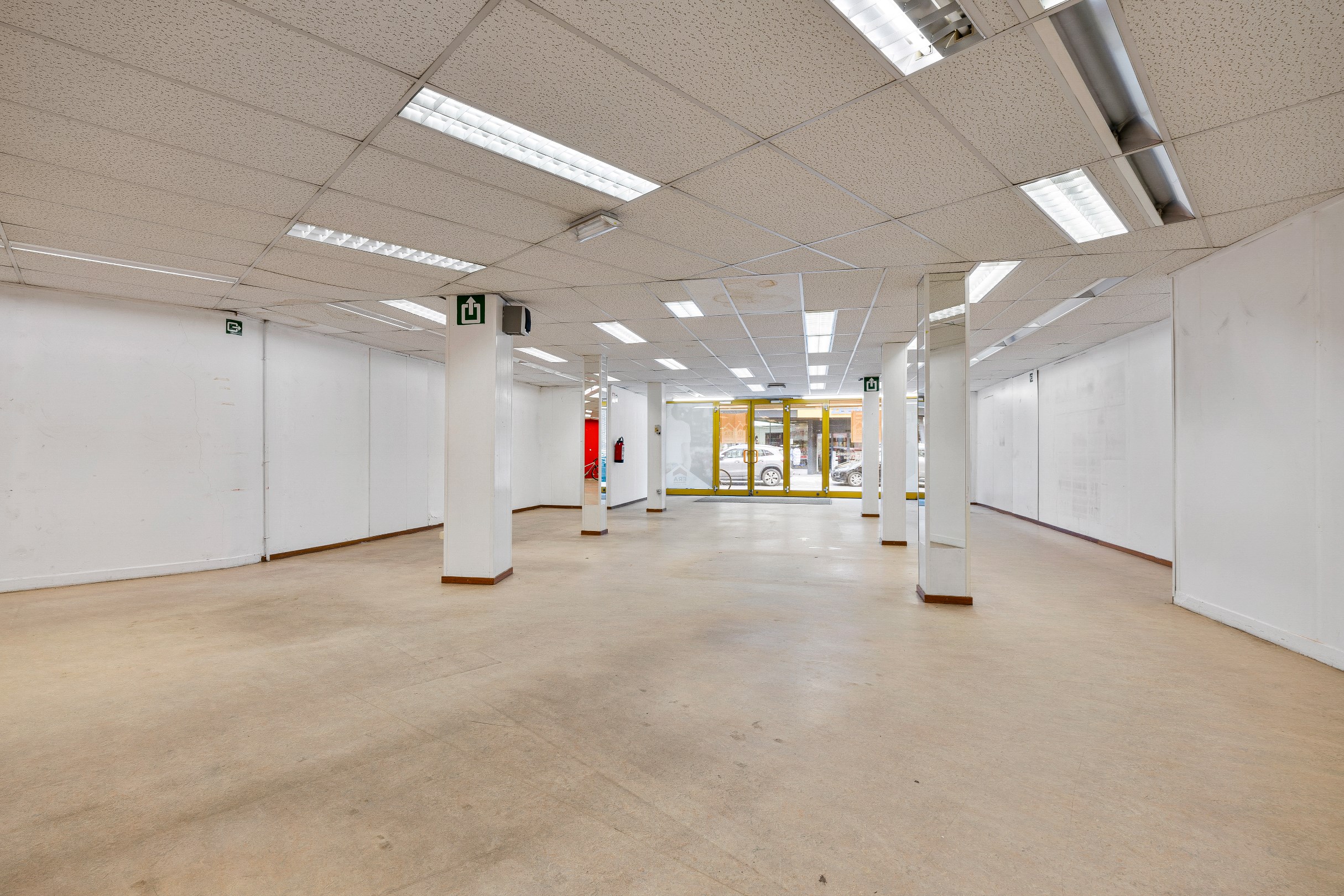 Grand local commercial avec entrepôt, environ 300m² à Lommel - photo 3