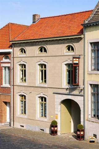 <p><span>Karaktervol, energiezuinig (label B) appartement met 2 slaapkamers en<br />autostaanplaats in het centrum van Borgloon </span><span><br /><br />Op zoek naar een uniek appartement met charme en karakter? Dit prachtige appartement, <br />gelegen op de tweede verdieping van een monumentaal geklasseerd gebouw, bevindt zich in <br />het centrum van Borgloon en combineert authentieke elementen met hedendaags wooncomfort.</span></p><p><span>Bij het betreden van het appartement valt meteen de warme uitstraling op, dankzij de mooie <br />houten balken en de grotendeels aanwezige parketvloer. <br />De lichtrijke leefruimte vormt het hart van het appartement en sluit aan op de keuken.<br />In de keuken zijn volgende toestellen aanwezig: oven, keramische kookplaat met dampkap,<br />afwasmachine en een koelkast. <br />Het appartement beschikt over twee volwaardige slaapkamers, een badkamer, een apart toilet <br />en een praktische berging.<br />De badkamer is voorzien van een ligbad met douchefunctie en een dubbele lavabo met meubel.<br />Daarnaast is er een ruim, zonnig terras aanwezig waar u in alle rust kan genieten. <br /><br />Achteraan het gebouw treft men via de gemeenschappelijke tuin parkeergelegenheid.<br />De huurprijs is inclusief 1 autostaanplaats.</span></p><p><span>Troeven</span></p><ul><li><span>Gelegen in een monumentaal, geklasseerd gebouw </span></li><li><span>Centrale ligging in Borgloon </span></li><li><span>Authentieke elementen (houten balken, parketvloer) </span></li><li><span>2 slaapkamers </span></li><li><span>Terras aanwezig </span></li><li><span>Praktische indeling met berging en apart toilet </span></li><li><span>Autostaanplaats achteraan het gebouw </span></li><li><span>Unieke en sfeervolle woonomgeving</span></li></ul><p><span> </span></p><p><span>Algemene informatie:</span><span><br />Huurprijs: 825 euro/maand<br />Algemene onkosten: 50 euro/maand<br />Vrij vanaf: onmiddellijk<br />Huisdieren: niet toegelaten<br />EPC-waarde: 168 kWh/m² </span></p>