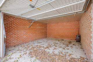 Deze garagebox (box 9) bevindt zich op een absolute topligging in het centrum van Leuven. In een buurt waar parkeergelegenheid bijzonder schaars is, vormt dit een uitstekende investerings- én gebruikskans.<br /><br />De garageboxen zijn achterin gelegen en maken deel uit van een verzorgd geheel van 18 garageboxen en 1 staanplaats. Ideaal voor wie een veilige en vlot bereikbare parkeer- of opslagruimte zoekt. De daken werden recent volledig vernieuwd. <br /><br />Interesse of meer informatie?<br />0474 386393<br />lotte@immogve.be