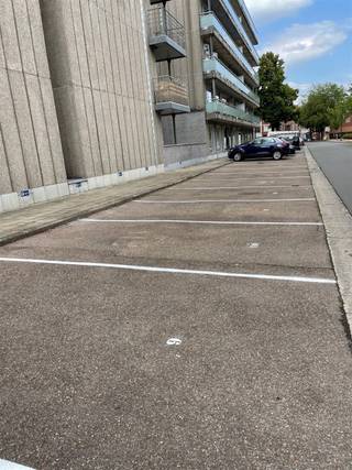 Terug 1 staanplaats te huur, gelegen op de Halmaalweg 58, ter hoogte van residentie Amadeo.  Iedere parkeerplaats is afgewerkt met belijning en...