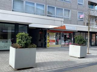 Goed gelegen handelsruimte kort bij station en op een boogscheut van de markt. Voor alle info, bel ons op 0496/31.83.51...