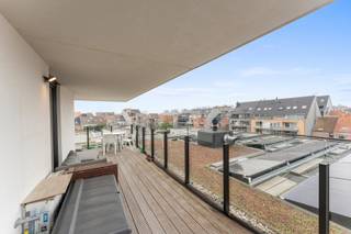 Ervaar het ultieme penthouse-gevoel in dit recent gebouwde appartement (2023) met een uitzonderlijk terras van maar liefst 35 m². Hier geniet je de hele dag van de zon en omringt de rust van het groen je alsof je in een park woont.<br />Dit is geen standaard appartement, maar een echte woonruimte met een royale oppervlakte. De schrijnwerker heeft zich volledig uitgeleefd: overal vind je maatwerk kasten, van de gang tot in de slaapkamers, die zorgen voor een verfijnde uitstraling én praktische opbergruimte.<br /><br />De lichtrijke woonkamer vloeit naadloos over in de open keuken, uitgerust met een natuurstenen werkblad. Verder beschik je over een ruime berging, drie slaapkamers en twee perfect afgewerkte badkamers. Hier is elk detail tot in de puntjes verzorgd.<br /><br />Leven op royale voet? Dat kan hier!<br /><br />De residentie zelf is een groene oase in het hart van de stad. Meer dan 60% van het woonproject – zo’n 10.000 m² – bestaat uit open ruimte vol natuur, met gezellige zitplekken onder de bomen en zelfs een urban farm. Bovendien ligt alles binnen handbereik: op wandelafstand vind je de zee, maar ook de bibliotheek, het zwembad en de winkels. Oostende ligt letterlijk aan je voeten.
