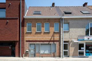 Op zoek naar een gezellige woning op een toplocatie? Ontdek deze charmante en lichtrijke woning in het centrum van Deerlijk. Deze woning beschikt over 2 kamers, een gezellige stadstuin met uitweg.Indeling:GelijkvloersInkomhal, momenteel ingericht als bureau, met met diverse gebruiksmogelijkheden -gezellige en lichtrijke leefruimte met zitput en zicht op de aangename tuin - open ingerichte keuken - praktische berging/wasplaats - kelder1ste verdiepLichtrijke slaapkamer- ingerichte badkamer met ligbad, douche, lavabo en toilet2de verdiepMomenteel ingericht als een ruime slaapkamer met Velux-ramen .Mogelijkheid om deze verdieping om te vormen tot twee extra slaapkamers/ hobbyruimteAlgemene informatie:- Houten ramen met dubbele beglazing- Rolluiken- Centrale verwarming op aardgas- Geïsoleerd dakTroeven:- Instapklaar- Uitstekende ligging in het centrum van Deerlijk- Gezellige stadstuin met handige uitweg- Lichtrijke leefruimtes- Vlotte verbinding naar E17 en belangrijke invalswegen, dichtbij natuurdomein De Gavers- Mogelijkheid privé-parking op aanvraag Dit pand is onderworpen aan de renovatieverplichting van de Vlaamse overheid voor residentiële gebouwen (behoudens bij sloop binnen 5 jaar na de aankoop). Consulteer voor meer informatie de website van het Vlaams Energie- en Klimaatagentschap via https://www.vlaanderen.be/een-woning-kopen/renovatieverplichting-voor-residentiele-gebouwenBestuursmaatregelen in het maatregelenregister: nee