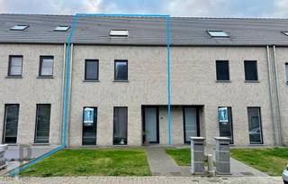 Op wandelafstand van centrum, station en ziekenhuis van Zottegem, vinden we deze recent gebouwde (2020), energiezuinige woning, in prima staat...