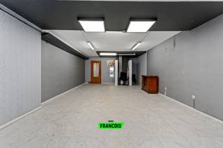 Dit uiterst ruim handelspand met woonst, vinden we terug op een commercieel gunstige ligging op de Blankenbergse zeedijk. Gelegen tussen het Casino en de Pier, kan worden gesteld dat het handelspand een grote zichtbaarheid geniet en dus ideaal gelegen in voor uw commerciële uitbating of als investering.<br /><br />Het pand bestaat uit een magazijn/ winkelruimte die verlengd wordt met een veranda. Achterliggend treffen we een woonst aan die kan fungeren als volwaardig appartement (met keuken, woonkamer en badkamer) of als extra opbergruimtes voor de handelszaak, ook heeft het appartement een leuke buitenkoer. <br /><br />Laat u verleiden door deze topper en leg nu uw afspraak vast!<br /><br />