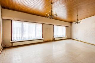 <p><span>Deze </span><span>te renoveren (half)open bebouwing</span><span> biedt een </span><span>unieke kans</span><span> voor wie op zoek is naar een woning met </span><span>potentieel</span><span>. Gelegen op een perceel met een </span><span>mooie breedte van 18,5 meter</span><span>, geniet u hier van </span><span>ruimte, flexibiliteit</span><span> en </span><span>tal van toekomstmogelijkheden</span><span>.</span></p><p><span>De woning was vroeger gekend als een </span><span>lokale kruidenierszaak met woonst</span><span>, maar kan vandaag perfect worden omgevormd tot een </span><span>volwaardige gezinswoning</span><span> of een </span><span>combinatie van wonen en werken</span><span>.</span></p><p><span><br />Via de </span><span>inkomhal</span><span>, waar zich ook een </span><span>praktische berging</span><span> bevindt, bereikt u de eerste ruimte die ideaal kan worden ingericht als </span><span>slaapkamer 1</span><span>. Verder doorlopend komt u achteraan bij </span><span>slaapkamer 2</span><span> en de </span><span>badkamer</span><span>. De woning beschikt over een </span><span>ruime leefruimte</span><span> met aansluitend de </span><span>keuken</span><span>. Naast de keuken bevindt zich nog een </span><span>tweede bergplaats</span><span>, wat extra </span><span>opbergruimte</span><span> biedt. Achteraan werd bovendien een </span><span>veranda</span><span> voorzien, die uitgeeft op de </span><span>tuin</span><span>.</span></p><p><span>Op het perceel bevindt zich tevens een </span><span>ruime, vrijstaande garage</span><span>, bereikbaar via de </span><span>oprit</span><span>. </span><span>Parkeergelegenheid</span><span> is hier ruim voorhanden.</span></p><p><span>Dankzij de </span><span>perceelbreedte</span><span> en de bestaande structuur zijn er </span><span>tal van mogelijkheden voor verbouwing en uitbreiding</span><span>, volledig af te stemmen op uw </span><span>woonwensen</span><span>.</span></p>