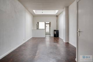 Fantastisch gelegen starterswoning met tal van mogelijkheden en gezellige stadstuin te Lier.<br /><br />Deze gezellige, te renoveren stadswoning is gelegen in een doodlopende straat te centrum Lier wat ervoor zorgt dat het centrum met winkels, scholen en openbaar vervoer op wandelafstand bereikbaar is.<br /><br />De ‘Lierse Vesten’ bevinden zich vlakbij, waar het heerlijk vertoeven is, langs de oevers van de ‘Nete’.<br /><br />Door de centrale ligging is er een vlotte connectie met de ring van Lier dewelke directe verbindingen geeft met omliggende gemeenten.<br /><br />We betreden de woning langs de inkomhal, deze geeft enerzijds toegang tot de bovenverdieping en anderzijds tot de gezellige leefruimte met salon, eetplaats en aansluitend deels uitgeruste keuken. Vanuit de keuken is er toegang tot het gastentoilet alsook tot de knusse stadstuin. De kelder is bereikbaar vanuit de leefruimte.<br /><br />Terug in de inkomhal, geeft de trap ons toegang tot de eerste verdieping. Hier bevinden zich 2 ruime slaapkamers waarvan één met douche, wastafel en toilet. Via de vaste trap, komen we tot de zolderverdieping. Deze kan omgevormd tot extra (slaap)kamer of polyvalent benut worden als extra bergruimte.<br /><br />Bent u opzoek naar een betaalbare woning, die u zelf kan inrichten naar eigen smaak en voorkeur? Kom dan de mogelijkheden van deze charmante stadswoning ontdekken tijdens een bezoek ter plaatse!<br /><br />Aarzel niet ons te contacteren voor verdere vrijblijvende informatie.