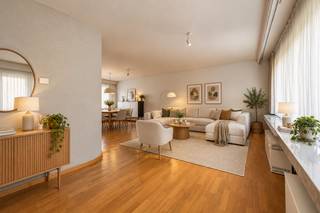<h1>Bel-étage met potentieel en zonnige tuin in Merksem!</h1>
<p><span>Bent u op zoek naar een <strong>instapklare gezinswoning met ruimte, licht en potentieel</strong>, gelegen in een <strong>rustige, kindvriendelijke woonwijk</strong>? Deze centraal gelegen <strong>bel-étagewoning met oprit, garage en zonnige zuidgerichte tuin</strong> biedt alles wat u zoekt voor comfortabel wonen.</span></p>
<div></div>
<h2>Indeling – gelijkvloers</h2>
<p><span>Via de inkomhal bereiken we de <strong>ruime inpandige garage</strong>, ideaal voor wagen, fietsen of extra opslag. Daarnaast bevinden zich <strong>twee praktische bergingen</strong> en toegang tot de <strong>zuidgerichte tuin</strong>, een absolute troef voor wie graag buiten vertoeft.</span></p>
<div></div>
<h2>Indeling – eerste verdieping</h2>
<p><span>De eerste verdieping omvat een <strong>lichte, ruime leefruimte</strong>, perfect in te richten als zithoek en eetkamer. Deze verdieping is uitgerust met <strong>airconditioning</strong> en <strong>elektrische rolluiken</strong> voor optimaal comfort.</span></p>
<p><span>Aansluitend bevindt zich de <strong>functionele keuken</strong>, voorzien van ijskast, oven, elektrisch kookvuur en dubbele lavabo. Verder is er op deze verdieping een <strong>gastentoilet</strong>.</span></p>
<div></div>
<h2>Indeling – tweede verdieping</h2>
<p><span>Op de tweede verdieping bevinden zich <strong>drie volwaardige slaapkamers</strong>, allemaal uitgerust met <strong>elektrische rolluiken</strong>. De badkamer beschikt over een <strong>ruime inloopdouche</strong>, <strong>dubbele lavabo</strong> en <strong>toilet</strong>.</span></p>
<div></div>
<h2>Buitenruimte</h2>
<p><span>Vooraan beschikt de woning over een <strong>dubbele oprit</strong> en toegang tot de garage. Achteraan geniet u van een <strong>zuidgerichte tuin met terras</strong>, perfect voor ontspanning, barbecue of speelruimte. De <strong>praktische tuinberging</strong> maakt het geheel compleet.</span></p>
<div></div>
<h2>Extra informatie</h2>
<ul>
<li>
<p><span><strong><span>EPC B</span></strong> – 159 kWh/m²/j – zonnepanelen &amp; thuisbatterij</span></p>
</li>
<li>
<p><span><strong><span>Ruime garage</span></strong> én oprit</span></p>
</li>
<li>
<p><span><strong><span>Zonnige zuidgerichte tuin</span></strong> met terras en tuinberging</span></p>
</li>
<li>
<p><span><strong><span>Asbestveilig</span></strong></span></p>
</li>
<li>
<p><span>Verkoop onder het <strong><span>registratiestelsel</span></strong></span></p>
</li>
</ul>
<div></div>
<h2>Interesse</h2>
<p><span>Laat deze opportuniteit niet aan u voorbijgaan. 📞 03 568 03 03 ✉️ info@vastgoed03.be 👉 Vastgoed 03 – plan vandaag nog uw bezoek!</span></p>