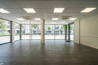 Welkom in deze ruime <strong>kantoorruimte</strong> met een oppervlakte van maar liefst <strong>160 m²</strong>, gelegen op een <strong>toplocatie</strong>!<br />Dit pand is praktisch ingedeeld met een <strong>centrale bureauruimte</strong>, <strong>een kitchenette</strong>, <strong>een tussenruimte</strong>, <strong>sanitair</strong> en <strong>drie grote aparte vergader- of bureauruimtes.</strong><br />Het pand straalt <strong>karakter</strong> uit dankzij de <strong>moulures</strong> rondom de plafonds en de <strong>dubbele tussendeuren</strong> die zorgen voor extra <strong>charme</strong>.<br />De centrale kantoorruimte en de aparte vergader- of bureauruimtes worden <strong>verwarmd en gekoeld</strong> met plafondunits van Daikin.<br />Bij het pand horen <strong>2 ondergrondse autostaanplaatsen</strong> die toegankelijk zijn via een automatische poort. <br /><br />Op zoek naar een <strong>kantoorruimte </strong>op een<strong> goede locatie </strong>met <strong>stijl </strong>én op een<strong> steenworp</strong><strong> van de Grote Markt</strong>?<br />Dan is de Rijselsestraat 26 A absoluut een adres om te ontdekken!<br /><br />Interesse in een bezoek of meer info? Contacteer Leopold op 0499 618 354 - leopold@dekeyser.immo of Matthis op 0477 804 350 - matthis@dekeyser.immo