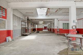 Veelzijdige woning met ruim magazijn (612 m²) op gunstig perceel van 1264 m² te Keerbergen.<br /><br />Deze voormalige Citroën garage bevindt zich net buiten het centrum van Keerbergen, waar winkels, scholen en openbaar vervoer makkelijk bereikbaar zijn. Tevens vlotte verbinding met omliggende gemeenten en autostrades.<br /><br />We betreden de woning langs de voordeur, waarop we in de inkomhal terecht komen. Van hieruit is er toegang tot de leefruimte met zithoek en eetplaats. De ruime tussenkamer geeft enerzijds toegang tot de bergkelder en anderzijds tot de binnenkoer. Achterliggend bevinden zich de te renoveren keuken en badkamer. Terug in de inkomhal, biedt de vast trap connectie met de 1 ste verdieping. Hier zijn nog 2 zéér ruime slaapkamers aanwezig. Makkelijk op te delen in 2 kamers en badkamer.<br /><br />Via de zijdelings gelegen toegangspoort, bereiken we de binnenkoer en vervolgens de voormalige autogarage. Deze ruimte van maar liefst 612 m², is uitermate geschikt voor tal van zelfstandige activiteiten. Bovendien zijn een autobrug, smeerput en spuitkabine reeds aanwezig. Op het verdiep van het magazijn bevinden zich, bureauruimtes, douchekamer en polyvalente (archief/stockage)ruimtes.<br /><br />Achteraan het perceel bevindt zich een ruime tuin, waar u in alle rust kunt genieten van een groene en aangename omgeving.<br /><br />Kortom, de idéale opportuniteit voor wie op zoek is naar een uitzonderlijke locatie om werk en wonen te combineren op één plaats.