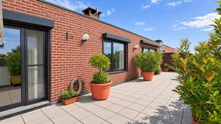 <p>PENTHOUSE MET 3 SLPK en 2 RIANTE TERRASSEN - GARAGE OPTIONEEL</p><p>BEZOEK reserveren op . - GEEN IMMO</p><p>LIGGING: centraal gelegen dakappartement in Deurne aan de Florent Pauwelslei 24. Zeer vlotte verbinding naar centrum Antwerpen via openbaar vervoer. Alle voorzieningen (scholen, supermarkt, bakkerij, apotheek, AZ Monica, Provinciaal Groendomein Rivierenhof, Park Groot Schijn, Boekenbergpark…) op wandelafstand. Vlotte verbinding tot grote invalswegen. Eveneens nabij fietsostrades (F107 & F11) en Ringfietspad.</p><p>INDELING: Recent appartement (bouwjaar 1996) op 4de verdieping. 129m² groot.<br />Via de lift bereikt u rechtstreeks het appartement.<br />Lichtrijke ruime woonkamer (39m² excl keuken) met grote raampartijen aan beide zijden.<br />Als verlengde van de woonruimte beschikt u over 2 ruime zonneterrassen (42m² en 56m² incl tuinhuis) waarbij u de hele dag door kunt genieten van zon, rust en privacy.<br />De woonkamer beschikt over een volledig uitgeruste, open keuken voorzien van gasvuur, oven, koelkast, spoelbak, vaatwasmachine en ruimte voor een microgolfoven.<br />Verder geniet u van 3 slaapkamers (2 ruime slaapkamers en 1 kinderkamer of bureau (8m²)), een berging en een apart toilet.<br />De badkamer beschikt over 2 nissen geschikt voor wasmachine, droogkast en extra badkamerkasten.</p><p>GARAGE: (optioneel) Een ruime, private garagebox (53 (!) m²) is optioneel aan te kopen (€ 25.000) - een meerwaarde in deze gegeerde buurt.</p><p>Meer informatie of graag een bezoek inplannen?<br />Bel op werkdagen enkel tussen 18u en 21u . . (géén immo)<br />Tijdens het weekend bellen tussen 10u en 20u</p>