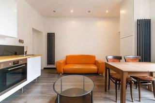 1050 IXELLES (Quartier St Boniface) rue de la Paix 27- dans un agréable immeuble, au 2e étage sans ascenseur, appartement meublé de ± 40 m². L'appartement est composé d'un vaste séjour, d’une cuisine équipée, d'une salle de bains avec wc, d'une grande chambre. Vous serez séduits par le style de l'appartement. Loyer mensuel de 1.100 €. Provisions de charges : 150 €/mois (communs électrique, nettoyage communs, internet, gaz, eau). PEB : E INFOS & VISITES: LMEERT@TREVI.BE