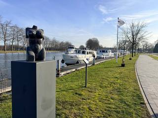 <p><strong>Prijsvoorwaarden op aanvraag!<br />Beschikbaar vanaf 1 januari 2027.<br />Vaste maandelijkse kosten: € 100,00. <br />Autostaanplaats inbegrepen.<br />Huren via vennootschap mogelijk!</strong><br /><br />Welkom in dit uitzonderlijk ruime en stijlvol gemeubelde 3-slaapkamerappartement, gelegen op een absolute toplocatie aan de jachthaven van Bocholt. Hier wordt comfortabel en elegant wonen gecombineerd met een adembenemend uitzicht over het water én een bijzonder energiezuinig wooncomfort.<br /><br />Dankzij de ligging aan het water geniet u dagelijks van rust, ruimte en een voortdurend veranderend panorama. De groene omgeving is bovendien een ideale uitvalsbasis voor fietsers, wandelaars. Een plek waar het vakantiegevoel nooit ver weg is.<br /><br />Het appartement beschikt over een royale en lichtrijke leefruimte, dankzij de grote raampartijen die het unieke uitzicht volledig tot zijn recht laten komen. De smaakvolle inrichting en verzorgde afwerking creëren een warme, elegante en bijzonder aangename woonomgeving.<br /><br />De drie volwaardige slaapkamers bieden volop ruimte voor gezinnen, koppels of wie wonen en werken comfortabel wil combineren. De volledig uitgeruste keuken sluit mooi aan bij de leefruimte en vormt samen met het aangename terras een ideale plek om te genieten, zowel binnen als buiten.<br /><br />Een absolute meerwaarde is de zeer energiezuinige uitvoering met EPC-label A. Dankzij de aanwezigheid van zonnepanelen geniet u bovendien van een comfortabele en toekomstgerichte woning met een gunstig energieverbruik.<br /><br />Bovendien beschikt de woning over een onderhoudsvriendelijke tuin, waardoor u in alle comfort van het buitenleven kunt genieten zonder dat het tuinonderhoud veel tijd in beslag neemt.<br /><br />De rustige en residentiële omgeving biedt de perfecte balans tussen privacy en bereikbaarheid. Winkels, horeca, recreatiemogelijkheden en belangrijke verbindingswegen bevinden zich in de nabije omgeving.<br /><br />Een uitzonderlijke woonbeleving voor wie houdt van ruimte, comfort, energiezuinigheid en rust, met het water letterlijk als decor.<br /><br />Een unieke kans om stijlvol en zorgeloos te wonen op één van de mooiste locaties van Bocholt.<br /><br /><strong>Word jij de nieuwe bewoner van dit prachtig appartement? Surf naar www.vdv-vanderveken.be, kies bij “TE HUUR” voor dit pand en vul de kandidatenfiche in (klik in het gouden balkje op “Ik wil dit pand graag huren!”). Wij contacteren je voor een afspraak! </strong></p>