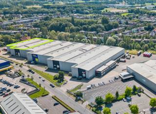 <span><span>Wilrijk Geleegweg is een goed bereikbaar logistiek complex langs de A12 (Antwerpen-Brussel). Rond de site zijn voornamelijk retailactiviteiten gevestigd. De locatie in de stadsrand van Antwerpen leent zich uitstekend voor distributieactiviteiten. De site omvat een totale bruikbare oppervlakte van 24.518m². <br /><br />Magazijn Unit 2A : magazijn 3.128m² met kantoor 47m²<br /><br />- </span></span>Top locatie, gelegen langs de A12.<br />- Deze locatie leent zich uitstekend voor distributie-activiteiten.<br />- <span>Oppervlakte: 3.128 m²</span><br /><span>- Vrije hoogte: 10 m (zadeldak)</span><br /><span>- Vloerbelasting: 4,0 T/m²</span><br /><span>- 4 laadkades</span><br /><span>- 1 sectionaalpoort</span><br /><span>- Dakisolatie en basisverlichting aanwezig<br />- 25 auro parkeerplaatsen<br />- Alarm<br />- Volledig omheind</span>