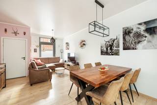 <p><strong>Gerenoveerde gezinswoning met 3 slaapkamers, tuin en garage!</strong></p><p>Bent u op zoek naar een instapklare, sfeervolle woning waar modern comfort hand in hand gaat met huiselijke gezelligheid? Zoek niet verder! Deze prachtig gerenoveerde tussenwoning biedt alles wat u nodig heeft voor een fijn thuis.</p><p><strong>Een warm welkom</strong> Bij binnenkomst wordt u direct omarmd door de moderne en frisse uitstraling van de woning. De ruime en lichte doorzonwoonkamer is een ware eyecatcher, compleet met een stijlvolle houten eettafel en een gezellige zithoek. De lichte laminaatvloer en de accentmuur in een trendy roze tint zorgen voor een eigentijdse sfeer. Een open trap leidt naar de bovenverdieping, wat bijdraagt aan het ruimtelijke gevoel.</p><p><strong>Culinaire verwennerij</strong> De semi-open keuken is een droom voor elke kookliefhebber. Uitgerust met moderne grijze kasten, een warm houten werkblad en hoogwaardige inbouwapparatuur (zoals een oven op ooghoogte), is dit de perfecte plek om de heerlijkste maaltijden te bereiden. De grote spoelbak en de moderne zwarte verlichting maken het plaatje compleet. Bovendien geniet u hier van extra daglicht dankzij het grote dakraam.</p><p><strong>Rust en ruimte</strong> Op de bovenverdiepingen bevinden zich drie comfortabele slaapkamers. Elke kamer heeft zijn eigen karakter, variërend van een vrolijke kinderkamer met bloemenaccenten tot een sfeervolle werkruimte/logeerkamer. De ruime master bedroom, gelegen op de bovenste verdieping onder het schuine dak, straalt rust uit met een opvallende blauwe accentmuur en een praktische ingebouwde kastruimte. De laminaatvloeren lopen door in alle kamers.</p><p><strong>Buitenleven</strong> De diepe, goed onderhouden achtertuin is een oase van rust. Met een onderhoudsvriendelijk gazon van kunstgras, houten schuttingen voor optimale privacy en een charmant tuinhuisje achterin, is dit de perfecte plek voor ontspanning en speelplezier. Dankzij de lange, smalle indeling geniet u de hele dag van de zon.</p><p><strong>Extra comfort</strong> De woning beschikt over een eigen garage, zodat u uw auto altijd veilig en droog kunt parkeren. </p><p> </p><p>Kortom, deze gerenoveerde woning biedt u de perfecte balans tussen stadsleven en rust. Mis deze unieke kans niet en plan vandaag nog een bezichtiging!</p><p> </p>