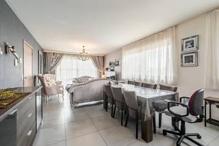[[ DIT PAND NEEMT DEEL AAN DE ERA OPEN HUIZEN DAG OP 19/9 VAN 17:30 TOT 18:30 ]]<br /><br />Dit appartement uit 2013 is vlot bereikbaar en geniet van een gunstige ligging vlak bij het centrum van Lokeren. Dankzij de perfecte oriëntatie geniet u van een lichtrijke woonkamer en een zonnig terras, terwijl de slaapkamers aangenaam koel blijven. Met drie volwaardige slaapkamers biedt deze woning alle comfort voor gezinnen, koppels of wie extra ruimte zoekt. De residentiële omgeving zorgt voor een aangename woonbeleving met winkels, scholen en openbaar vervoer in de nabije omgeving. Bovendien beschikt het appartement over een EPC-label C (Wordt B-score na aanbreng extra attest).<br /><br />Belangrijkste ruimtes:<br />• Ruime woonkamer (37 m²) met veel lichtinval en toegang tot het terras<br />• Terras (6 m²) met zonnige oriëntatie<br />• Functionele badkamer (7 m²) met douche en ligbad<br />• Drie ruime slaapkamers (10 m², 13 m² en 14 m²)<br />• Praktische berging (2 m²)<br />• Inkomhal (9 m²)<br />• Apart toilet<br /><br />Troeven:<br />• Vlot bereikbaar en dichtbij het centrum van Lokeren<br />• Perfect georiënteerd met zonnig terras en lichtrijke woonkamer<br />• Drie ruime slaapkamers met aangenaam slaapcomfort<br /><br />Neem vandaag nog contact op met je ERA-makelaar voor een bezoek.<br /><br />JOUW DROOMAPPARTEMENT. ZO GEVONDEN!