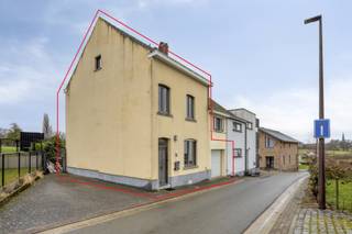 Driegevel woning met tuin in het hartje van Sint-Martens-Lennik (te renoveren).<br /><br />Indeling: <br />kelderverdieping (40 m²): 2 ruime voorraadkelders; <br />gelijkvloers (87 m²): grote woonkamer, keuken, badkamer, veranda en garage; <br />verdieping (40 m²): nachthal en 2 slaapkamers; dakverdieping (40 m²): nachthal en 2 slaapkamers. <br />De garage rechts van deze woning hoort bij het pand, maar de ruimte erboven niet. De achterliggende tuin en het terras zijn omheind en tevens voorzien van een toegangspoortje aan de kleine oprit (links van de woning).<br /><br />Dit pand is zeer gunstig gelegen in de dorpskern van Sint-Martens-Lennik, nabij een bushalte.<br /><br />Totale grondoppervlakte: 292m²; asbestveilig; niet gelegen in overstromingsgevoelig gebied; elektriciteit niet conform; EPC-score F (renovatieplicht). <br /><br />Informatie en bezoeken bij Roeland: roeland@woonkantoor.be, 0476/34 27 69.