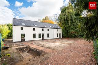 Deze halfopen bebouwing ligt op een rustige, groene locatie in tweede bouwlijn en werd in 2025 grondig vernieuwd.De Buitenschil is recent aangepakt:...