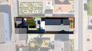 Op zoek naar een gelijkvloerse woning in Meulebeke waar degelijkheid, een praktische indeling en uitstekend onderhoud centraal staan? Aan het begin van de rustige Molenstraat ontdekken we deze charmante en bijzonder goed onderhouden bungalow in mid-centurystijl, waar alle woonfuncties zich comfortabel op het gelijkvloers bevinden.<br /><br />Een fraai aangelegde voortuin met wandelpad brengt ons naar de voordeur. Via de inkomhal, met onmiddellijk een praktische berging, komen we binnen in de woning.<br /><br />De gezellige leefruimte vormt het hart van de woning en beschikt over een sfeervolle gashaard. Aansluitend bevindt zich de aparte, volledig ingerichte keuken, die doorheen de jaren met bijzonder veel zorg werd onderhouden.<br /><br />De nachthal geeft toegang tot twee ruime slaapkamers met ingebouwde kasten, een vernieuwde badkamer met inloopdouche en wastafel en een afzonderlijk toilet. Verder is er een praktische wasplaats die bijkomende bergruimte en functionaliteit biedt.<br /><br />Hoewel alle woonfuncties zich op het gelijkvloers bevinden, beschikt de woning bovendien over een zolder, ideaal als bijkomende opslag- en bergruimte.<br /><br />Aan de achterzijde van de woning wacht een absolute troef: de aangename veranda met zicht op de tuin. Een heerlijke plek om het hele jaar door van de buitenomgeving te genieten.<br /><br />Buiten vinden we een aangelegd terras en een verzorgde tuin die rust en privacy biedt. Achteraan bevindt zich bovendien een ruim tuinhuis en een volwaardige garage, die met de wagen bereikbaar is via de aangelegde oprit.<br /><br />Deze bungalow vormt een interessante opportuniteit voor wie op zoek is naar comfortabel gelijkvloers wonen in Meulebeke, zonder trappen voor de dagelijkse woonfuncties en met alle voorzieningen binnen handbereik. De combinatie van de degelijke constructie, het uitstekende onderhoud, twee ruime slaapkamers, veranda, zolder, tuin en garage maakt dit tot een woning met bijzonder veel potentieel.<br /><br />Troeven op een rij:<br /><br />Volledig gelijkvloerse bungalow<br />Rustige ligging in de Molenstraat in Meulebeke<br />Twee ruime slaapkamers met ingebouwde kasten<br />Gezellige leefruimte met gashaard<br />Vernieuwde badkamer met inloopdouche<br />Bijkomende zolderruimte<br />Aangename veranda met zicht op de tuin<br />Verzorgde tuin en aangelegd terras<br />Ruime garage bereikbaar via de oprit<br />Praktisch tuinhuis en extra bergruimte<br />Oerdegelijke constructie en uitstekend onderhouden<br />Karaktervolle mid-centuryuitstraling<br /><br />Ben je op zoek naar een bungalow te koop in Meulebeke waar gelijkvloers wooncomfort, ruimte en een uitstekende staat van onderhoud samenkomen? Dan is deze woning absoluut een bezoek waard.<br /><br /><br />(De geadverteerde prijs is een richtprijs)