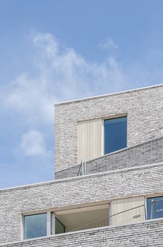 <p>Welkom in het project City Gate Machelen, een mixed woonproject voor zowel bewoning als investering. Met ons mooie aanbod aan kwalitatieve appartementen, geniet u van toegankelijke instapprijzen en een groot marktpotentieel in een toekomstbuurt aan de rand van Brussel. Dankzij de nabijheid van het openbaar vervoer en dichtbijgelegen stations is Machelen één van de toppers op vlak van bereikbaarheid voor pendelaars. En ook automobilisten die dagelijks richting Brussel trekken, zitten hier goed. Machelen heeft een vlotte ontsluiting richting de Brusselse Ring en wordt doorkruist door talrijke andere invalswegen. Steden zoals Brussel, Mechelen, Antwerpen, Vilvoorde en Leuven zijn zo vlot bereikbaar. City Gate omvat een uniek en divers aanbod, van betaalbare appartementen tot ruime penthouses. Deze appartementen zijn volledig instapklaar tegen de akte. In uw appartement geniet u van het nodige comfort, ook in de keuken en badkamer. City Gate zorgt zo voor een instapklare woonst waar u zich meteen thuis voelt. Komt u hierzelf wonen dan kan u onder bepaalde voorwaarden genieten van 6 % btw in plaats van 21 %. Ook investeerders vinden hier een gamma aan appartementen met onmiddellijk rendement! </p><p>Intereresse? Neem dan snel contact op voor een afspraak in onze modelappartementen. Het kantoor van Altro Brussel is gelegen in dit nieuwbouwproject.</p>