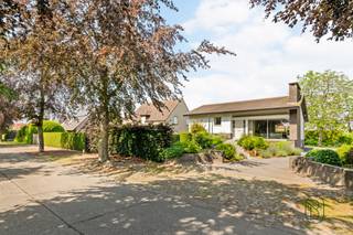 Villa op een perceel van 900 m² in het gegeerde villapark De Piste te Zulte.

Deze uitstekend onderhouden woning biedt een ruime lichtrijke leefruimte met parketvloer, volledig uitgeruste keuken met eetplaats, 3 slaapkamers, badkamer, tweede badkamer met aansluitende bureau/studieruimte, inpandige garage en een volledig onderkelderde verdieping met diverse bergingen en technische ruimtes.

Aangelegde tuin met extra vrijstaande garage achteraan het perceel. De woning is bovendien uitgerust met een lift en diverse voorzieningen voor minder mobiele personen.

Topligging in een residentiële en rustige omgeving, met alle comfort van gelijkvloers wonen.

Meer info of bezoek? arne@immobeguin.be