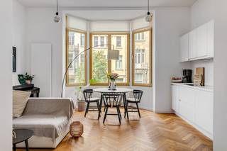 Achter de gevel van een prachtig herenhuis in het hartje van Berchem bevindt zich dit mooi gerenoveerde, gezellige appartement. Dankzij de...