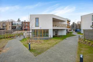 Ligging: Centraal gelegen vlakbij het centrum van Vosselaar, openbaar vervoer, scholen en met een vlotte verbinding naar Turnhout-Malle.<br /><br />Omschrijving:<br /><br />Dit energiezuinige appartement is gelegen op de tweede verdieping en kunnen we bereiken met de lift. Het appartement bestaat uit een inkomhal, leefruimte met open keuken, berging, apart toilet, badkamer met grote douche, 2 slaapkamers en een terras.<br /><br />Er is ook een ondergrondse kelderberging en autostaanplaats inbegrepen.<br /><br />Er kan een extra staanplaats gehuurd worden. (huurprijs op aanvraag)<br /><br />Vaste maandelijkse kosten: € 50<br /><br />Bijzonderheden: <br />- EPC: A-label<br />- Beschikbaarheid: onmiddellijk