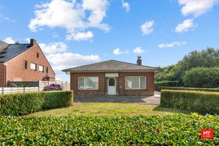 Op een landelijke, maar vlot bereikbare locatie nabij de A19 Ieper–Kortrijk treffen we deze stevige, vrijstaande woning aan. Met een perceel van...