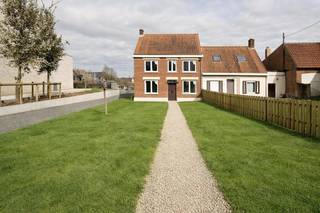 Te renoveren STARTERSWONING of INVESTERINGSEIGENDOM gelegen te Lichtervelde met name in de Koolskampstraat 51 op een perceel grond van 225 m² met een bewoonbare oppervlakte van 117 m². Dit op wandelafstand van winkels, bakker, lagere school en openbaar vervoer, enz...<br /><br />PLUSPUNTEN:<br />* PERFECTE STARTERSWONING MET GUNSTIGE LIGGING<br />* BOUWPLANNEN EN BOUWVERGUNNING AANWEZIG<br />* RAAMWERK REEDS VERNIEUWD<br />* AFBRAAKWERKEN REEDS UITGEVOERD<br />* AF TE WERKEN NAAR EIGEN SMAAK <br /><br />U betreedt de woning via de inkomhal. Aan de rechterzijde bevindt zich de een voorplaats, ideaal als wasruimte of bureauruimte. Verder is de keuken en leefruimte die beide volledig naar eigen smaak gerenoveerd kan worden.<br /><br />Op de eerste verdieping bevinden zich 4 ruimtes waarvan één voorzien is voor het installeren van een badkamer. De zolderverdieping is grotendeels afgewerkt als extra zeer ruime slaapkamer. <br /><br />EXTERIEUR<br />De tuin is grotendeels aan de voorkant van de woning. Achteraan is er mogelijkheid om een gezellig koertje te maken.<br /><br />Nieuwsgierig naar wat deze woning u te bieden heeft? Maak snel een afspraak en ontdek het zelf ter plaatse.